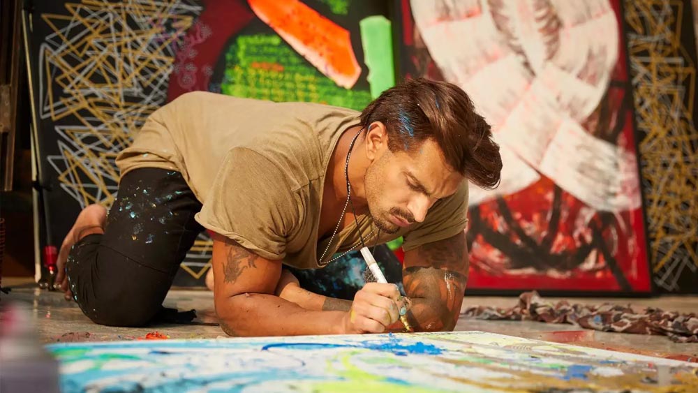 করণ সিংহ গ্রোভার ‘স্টারইনফিনিটি’ ছদ্মনামে ছবি আঁকেন। আধ্যাত্মিকতা, মহাজাগতিকতা এবং আধুনিকতার অদ্ভুত সংমিশ্রণের দেখা মেলে তাঁর চিত্রশিল্পে। তাঁর ছবির মধ্যে এক মুক্তির স্বাদ রয়েছে, যা দর্শকদের আকর্ষণের কেন্দ্রবিন্দু হয়ে দাঁড়ায়। ২০২২ সালেই একটি ‘ভার্চুয়াল’ প্রদর্শনীর আয়োজন করেন তিনি।