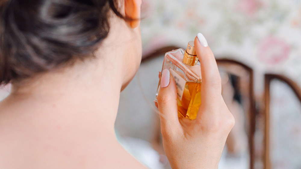 মানুষ সুগন্ধি ব্যবহার করে শরীরের দুর্গন্ধ এড়াতে। তবে আবার অনেকে শুধু দুর্গন্ধ এড়াতে নয়,  নামীদামি সংস্থার সুগন্ধি ব্যবহার করেন শখে।