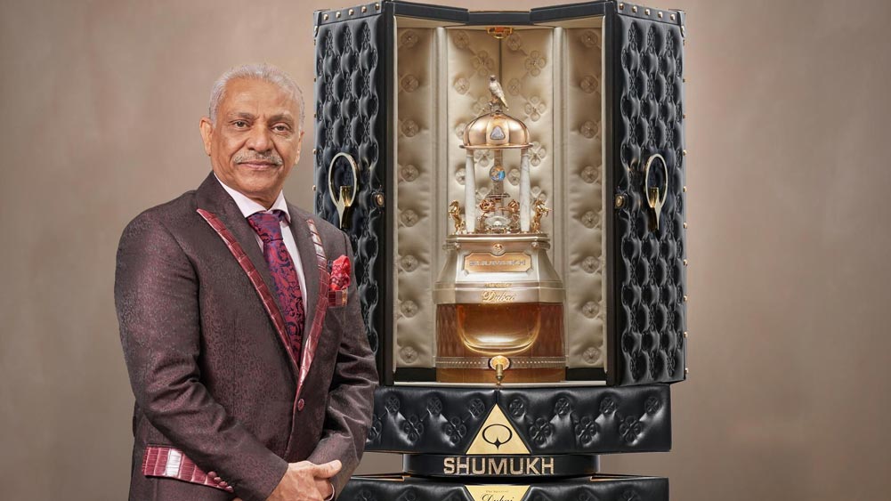 তিন বছরেরও বেশি সময় ধরে এবং প্রায় ৪৯০ বারের চেষ্টার পর প্রস্তুতকারকেরা এই সুগন্ধি তৈরি করেছিল। শুমুখের বোতলটির দু’টি গিনেস ওয়ার্ল্ড রেকর্ডও রয়েছে। শুমুখই এক মাত্র সুগন্ধির বোতল যা এত সংখ্যক হিরে দিয়ে তৈরি। পাশাপাশি এটিই পৃথিবীর সবচেয়ে লম্বা রিমোট নিয়ন্ত্রিত সুগন্ধির বোতল।