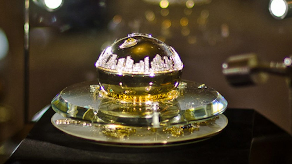 ডিকেএনওয়াই গোল্ডেন ডেলিসিয়াস: বিশ্বের দ্বিতীয় মূল্যবান সুগন্ধি ডিকেএনওয়াই গোল্ডেন ডেলিসিয়াস। ডিকেএনওয়াই গোল্ডেন ডেলিসিয়াসের বোতলটির দাম প্রায় সাড়ে সাত কোটি টাকা। বিখ্যাত গহনা ডিজাইনার মার্টিন কাটজ এবং বিখ্যাত ডিজাইনার ডিকেএনওয়াই যৌথ ভাবে এই সুগন্ধি তৈরি করেন। তাঁদের লক্ষ্য ছিল সর্বকালের সবচেয়ে সুন্দর এবং ব্যয়বহুল সুগন্ধি তৈরি করা।