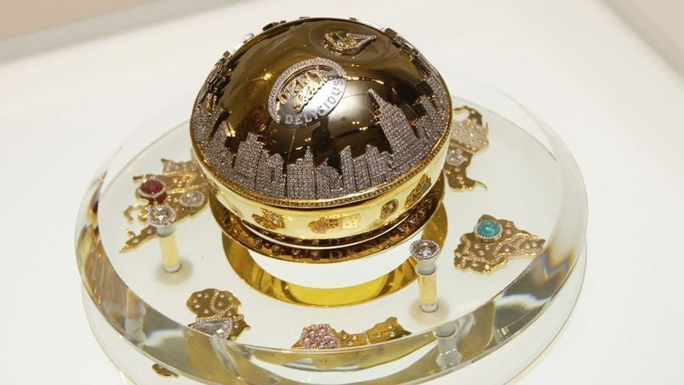 বিজনেস ইনসাইডারের প্রতিবেদন অনুসারে, ডিকেএনওয়াই গোল্ডেন ডেলিসিয়াসের আপেল আকৃতির বোতলটি বিশ্বের ২,৯০৯টি বাছাই করা মূল্যবান পাথর দিয়ে সজ্জিত। যার মধ্যে ১৮৩টি হলুদ নীলকান্তমণি, দু’হাজার সাতশো সাদা হিরে, অস্ট্রেলিয়ার ১৫টি গোলাপি হিরে ছাড়াও একাধিক দামি পাথর রয়েছে। এই সুগন্ধির একটি বোতল তৈরি করতে প্রায় দু’মাস সময় লাগে।