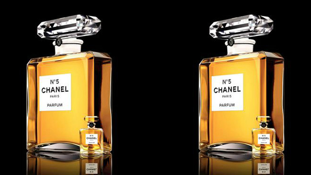 শ্যানেল গ্র্যান্ড এক্সট্রেট এন ৫: শ্যানেলের সীমিত-সংস্করণ এন ৫ সুগন্ধি সংগ্রাহকদের কাছে বিশেষ জনপ্রিয়। এটিই শ্যানেল সংস্থার সবচেয়ে দামি সুগন্ধি। এন ৫-এর একটি ২২৫ মিলিলিটার বোতলের দাম প্রায় ২.৭ লক্ষ টাকা। ফুলের তোড়ার গন্ধযুক্ত এই সুগন্ধির বোতলটিও দেখতে বেশ আকর্ষণীয়। জাঁকজমকপূর্ণ এই কাচের বোতল দেখলেই এই সুগন্ধি কিনতে ইচ্ছে করবে।