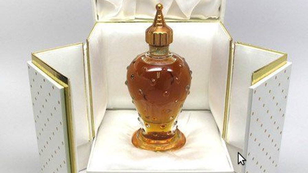 পোয়েভরে-র বোতলটি স্বচ্ছ স্ফটিকের তৈরি এবং এই বোতলের ঢাকনা সোনার তৈরি। এ ছাড়াও বোতলের বাইরের অংশ ছোট ছোট একাধিক স্ফটিক দিয়ে সুসজ্জিত। ১৯৫৪ সালে এই সুগন্ধি মহিলাদের ব্যবহারের জন্য চালু করা হয়েছিল। পোয়েভরে-র ৯০ মিলিলিটার বোতলের দাম ভারতীয় মুদ্রায় প্রায় দু’লক্ষ টাকা।