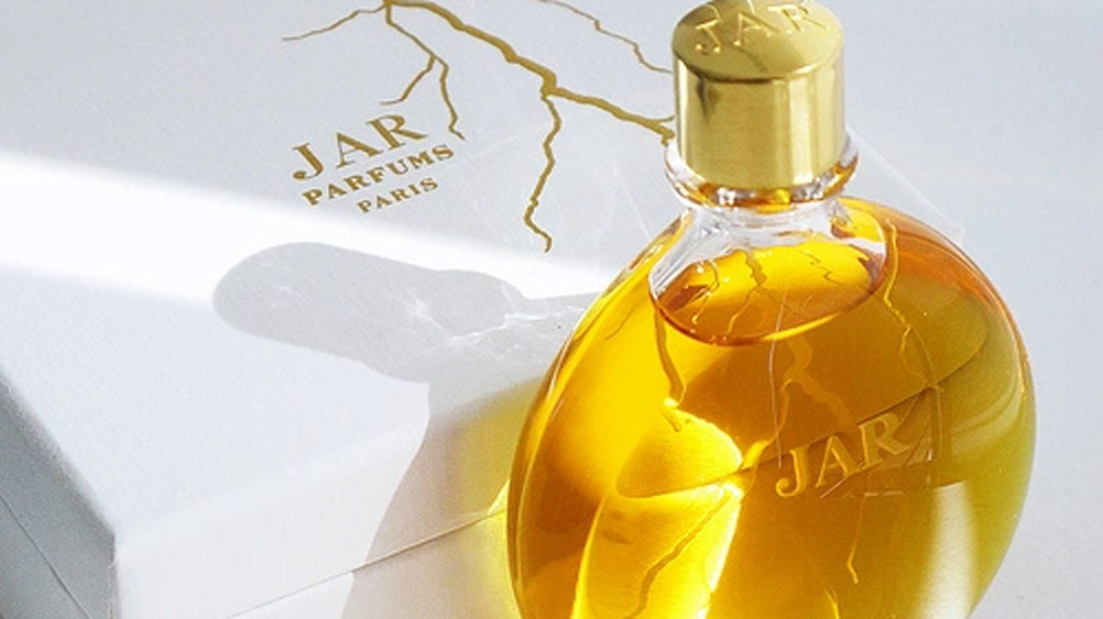 বোল্ট অফ লাইটনিং: ফরাসি সুগন্ধি সংস্থা জার-এর ২০০১ সালে  ‘বোল্ট অফ লাইটনিং’ নামক এই সুগন্ধিটি তৈরি করে। হাতে কাটা কাচের বোতলে এই সুগন্ধিটি বিক্রি করা হয়। রজনীগন্ধার নির্যাস দিয়ে তৈরি এই সুগন্ধির প্রতি আউন্সের দাম প্রায় ৫৯ হাজার টাকা।