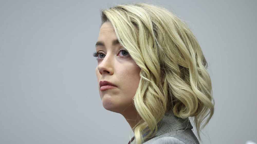 স্বামী হলিউডের নামজাদা তারকা জনি ডেপ। তাঁর বিরুদ্ধে সাহস করে গার্হস্থ্য হিংসা এবং মানহানির মামলা করেছিলেন অভিনেত্রী-স্ত্রী অ্যাম্বার হার্ড। কিন্তু সেই মামলায় জনি জিতে যেতেই এখন প্রশ্ন উঠেছে হলিউডে অ্যাম্বারের কেরিয়ারটা থাকবে তো! 