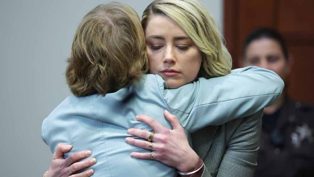 হলিউডের ‘টপ বস’-এরা নাকি ইতিমধ্যেই অ্যাম্বার সম্পর্কে অনীহার কথা ঘনিষ্ঠ মহলে জানিয়ে ফেলেছেন। আর যাঁরা ছোটখাটো ছবি বানান, তাঁরাও ভয় পাচ্ছেন, অ্যাম্বারের উপর টাকা ঢাললে সে টাকা জলে যাবে না তো!