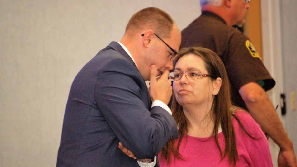 মামলা ওঠে আদালতে। কে খুন করল মার্টিন ডুরামকে? মার্টিনের প্রাক্তন স্ত্রী ক্রিস্টিনার দাবি, প্রাক্তন স্বামীকে খুন করেছেন তাঁর দ্বিতীয় পক্ষের স্ত্রী গ্লেনা। তার পর নিজেকে আঘাত করে মামলা ঘোরাতে চেয়েছেন। কিন্তু তার প্রমাণ কী?