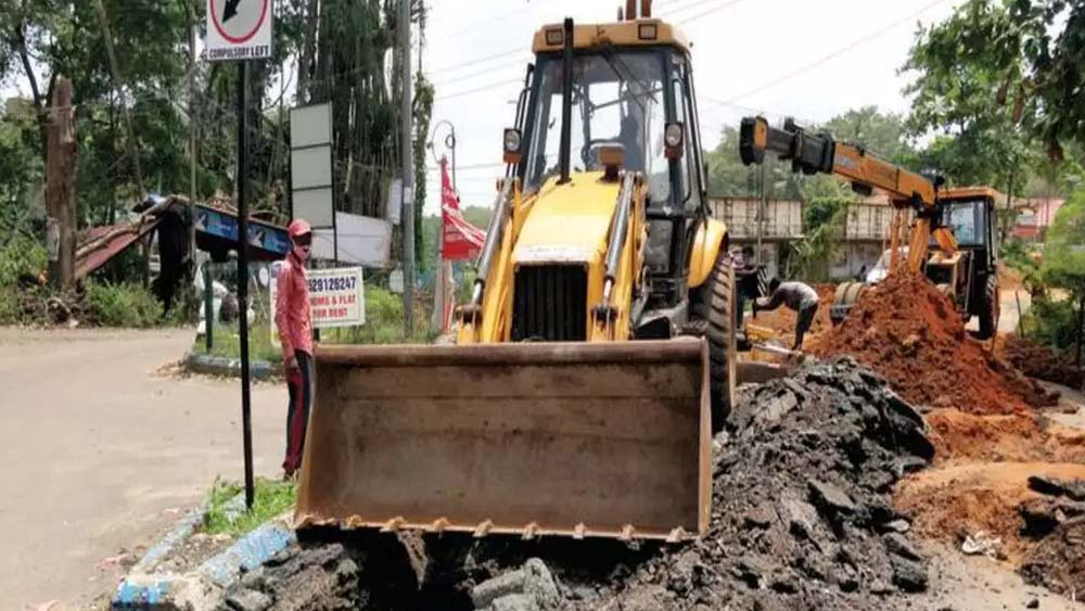 কাটা পড়ল মাথা! মাটি চাপা পড়া ব্যক্তিকে উদ্ধারের সময় মর্মান্তিক দুর্ঘটনা মাদুরাইয়ে