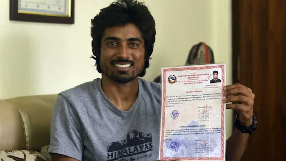 নরেন্দ্র সিংহ যাদব। হাতে এভারেস্ট জয়ের শংসাপত্র।