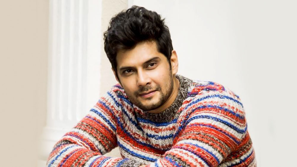 অমরের জন্ম এক গুজরাতি পরিবারে। মুম্বইয়ে মালাদ এলাকায় বেড়ে ওঠা। কেমিক্যাল ইঞ্জিনিয়ারিং নিয়ে স্নাতক স্তরের পড়াশোনা শেষ করার পর তিনি পুণেতে ফিল্ম অ্যান্ড টেলিভিশন ইনস্টিটিউট অব ইন্ডিয়াতে ভর্তি হন।