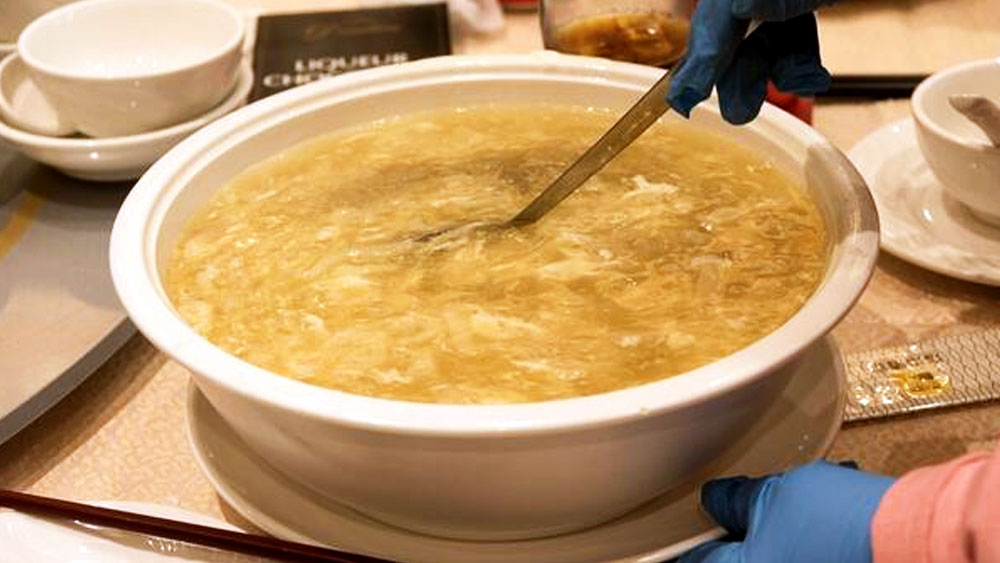 সোয়ালো নেস্ট স্যুপ: সোয়ালো পাখির বাসার স্যুপ। চিনে খুব জনপ্রিয় খাবার। সাধারণত দক্ষিণ-পূর্ব এশিয়া পাওয়া যায়। পাখির লালা দিয়ে তৈরি হয় বাসা। এর দাম প্রায় ৪০ হাজার টাকা। 