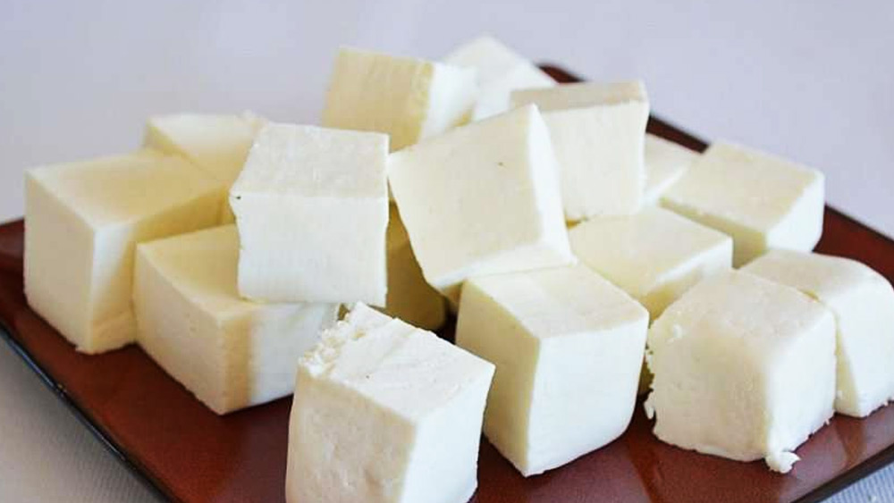  মুজ পনির: সুইডেনের মুজ হাউজ খামারে তৈরি হয় বিশ্বের সবচেয়ে ব্যয়বহুল এই পনির। প্রতিদিন ৫ লিটার দুধ দিয়ে তৈরি হয় এই পনির। ৫০০ গ্রাম এই পনিরের দাম ৩৭ হাজার টাকা।