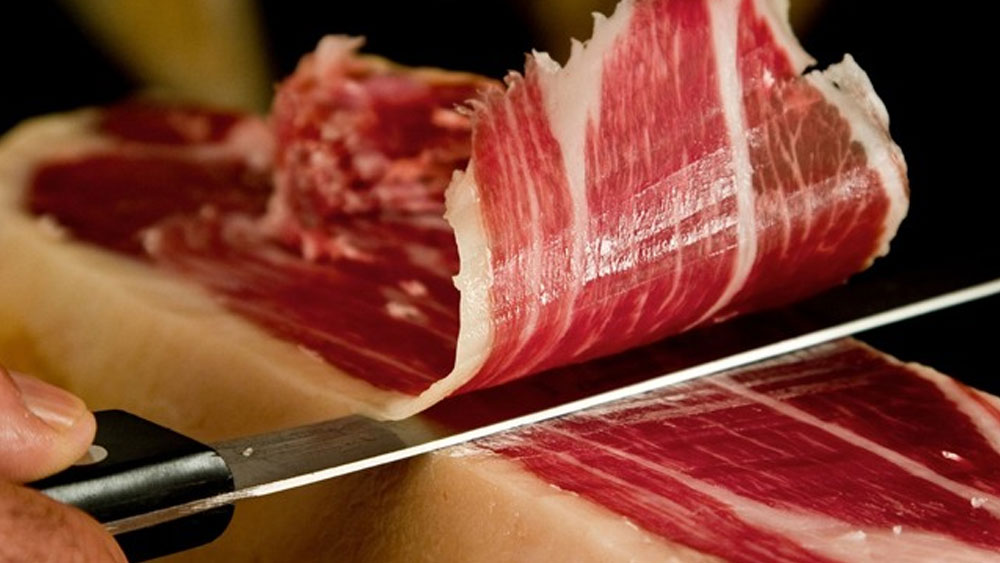 শুকনো আইবেরিয়ান হ্যাম: বিশ্বের সবচেয়ে দামি হ্যাম। যে শূকরের মাংস থেকে এই হ্যাম তৈরি হয়, তাদের এক ধরনের বিশেষ বাদাম খাওয়ানো হয়। বিশেষ স্বাদ এবং গুণমানের মাংসের জন্য এদের কমপক্ষে তিন বছর ধরে লালনপালন করা হয়। মাংসের দাম প্রতি কিলো ২৮ হাজার টাকা।