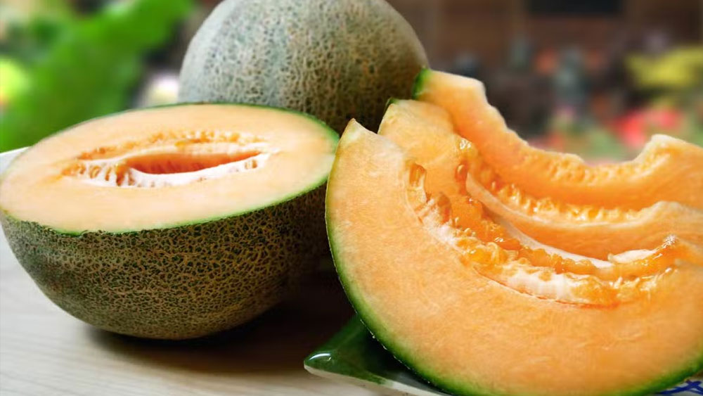 ইউবারি কিং মেলন: খুব মিষ্টি খেতে এক প্রকার খরমুজ। আকৃতি গোলাকৃতি এই ফলটি জাপানে পাওয়া যায়। এর এক টুকরোর দাম ৩ লক্ষ ৭০ হাজার টাকা।