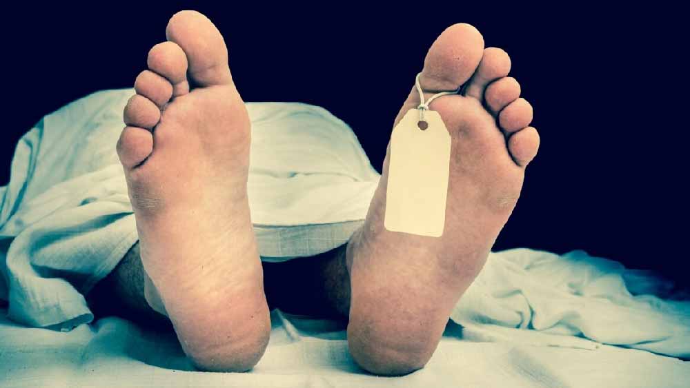 সেই দেহ কী অবস্থায় রয়েছে, দেহটি পুরুষের না মহিলার— তা নিয়ে শরিফ চাচার মাথাব্যথা নেই। পচা, গলে যাওয়া, ক্ষতবিক্ষত, মুণ্ডহীন, বিকৃত, রাইগর মর্টিস ধরে যাওয়া এমনকি রক্তাক্ত পোশাকে মোড়া দেহও তিনি নেন। পরম মমতায় তাঁদের ধুয়ে মুছে পরিষ্কার করেন। পাল্টে দেন পোশাক। তার পর?