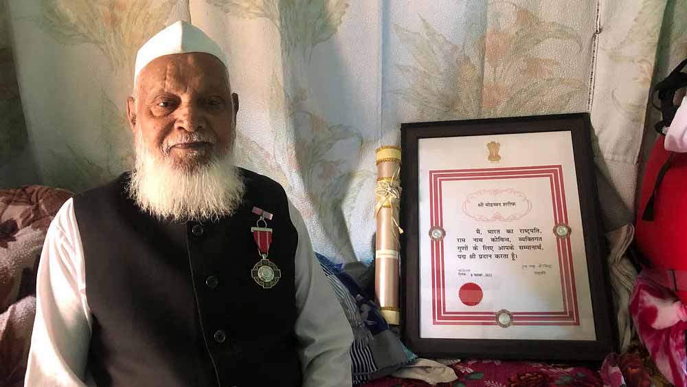 ২৭ বছর ধরে ভাগাড় ঘেঁটে একের পর এক দেহ তুলে এনেছেন। নিজে সম্মান পাবেন বলে নয়। তাঁর ভাবনা ছিল একটাই, মৃত্যুর পর বেওয়ারিশ দেহগুলির যাতে কোনও অসম্মান না হয়।