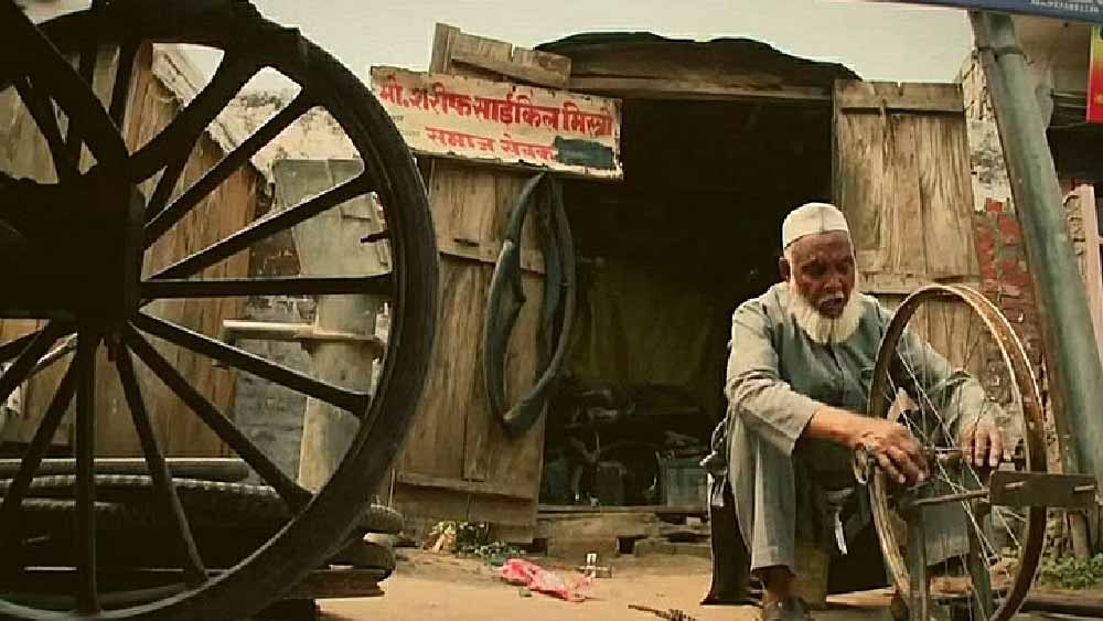এক কালে সাইকেল সাড়াইয়ের কাজ করতেন শরিফ। বড় ছেলে মহম্মদ রইস খান যখন বাবার ব্যবসায় না এসে সুলতানপুরে কেমিস্টের কাজ করতে চাইলেন, তখন আপত্তি করেননি শরিফ। কিন্তু সেই ছেলে আর ফেরেনি।