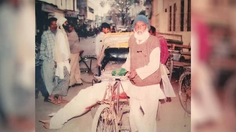 এক সময়ে একাই সব কাজ করতেন। এখন বয়স ৮২। কয়েক জন রিকশাওয়ালা আর নিজের নাতির সাহায্যে এখনও তিনি লক্ষ্যে অবিচল।