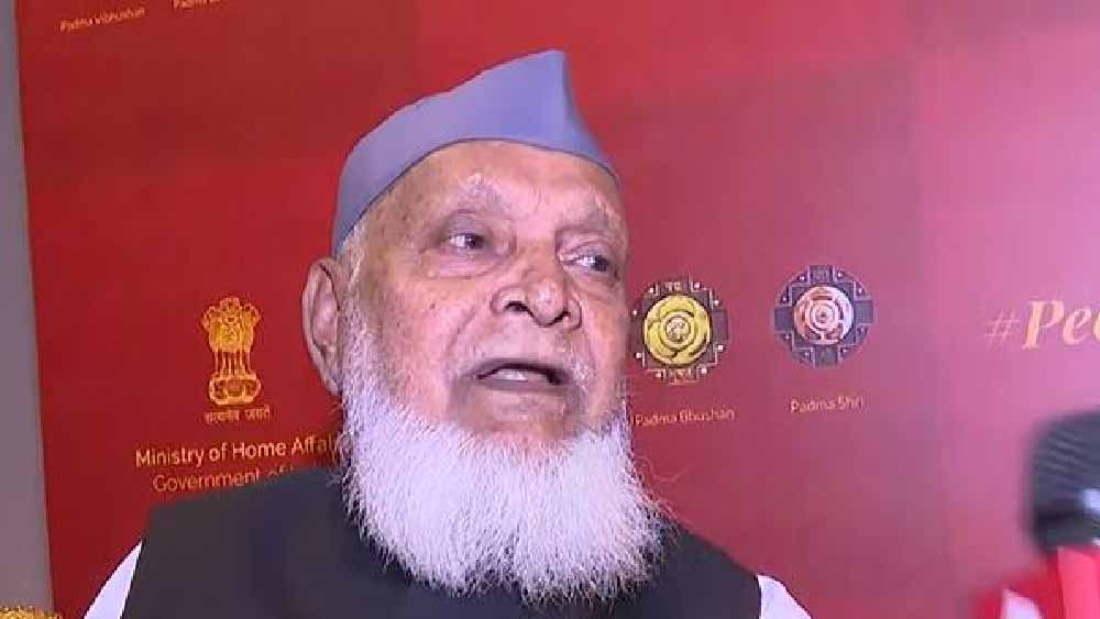 এক একটি দেহ সৎকার করতে খরচ পড়ে ৩০০০-৫০০০ টাকা। সে টাকা কোথা থেকে আসে? সাইকেল সারাইয়ের দোকান আর নেই শরিফের। ১৫ জনের পরিবারের খাবার জোগান দেন একমাত্র নাতি, যিনি এক জন তথ্য-প্রযুক্তি কর্মী। তবে খরচ জোগাড় হয়েই যায়।