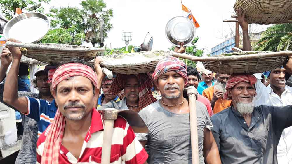 সোচ্চার: ভুখা মিছিল জয়নগরে।