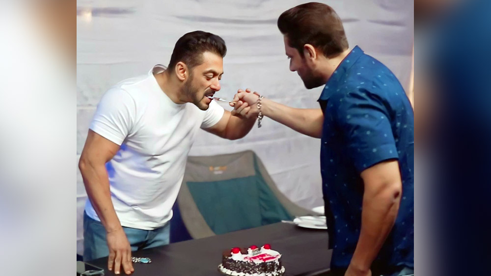 তাঁর জন্য শ্যুটিং-এর সেটে ঘণ্টার পর ঘণ্টা ‘টেক’ দিতেও পিছপা হন না তিনি। ধৈর্য ধরে বসে থাকেন। কখন তাঁর সময়টুকু আসবে। দীর্ঘ সময় বসে থাকতে থাকতে ধৈর্যচ্যুতি হয় না তাঁর। তার কারণ, ওই যে ভাইজান!