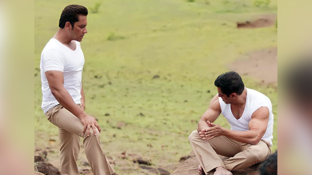 ‘রাধে’ ছবির কাজ শেষ হয়ে যাওয়ার পর নেটমাধ্যমে একটি ছবি ভাইরাল হয়। যে ছবিতে ভক্তের সঙ্গে ছিলেন তাঁর ভগবানও।