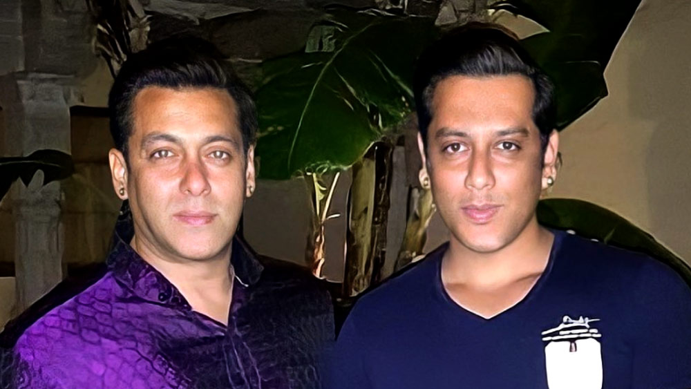 প্রতিটি সিনেমার শ্যুটিং শেষ হওয়ার পর মেক আপ করে থাকা অবস্থায় পারভেজ সলমনের সঙ্গে একটি করে ছবি নেটমাধ্যমে আপলোড করেন। বহু বছর ধরে এটাই তাঁর অভ্যাস।