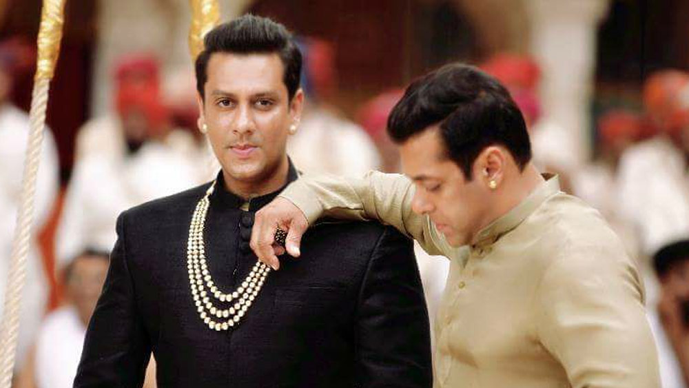 দু’জনের মধ্যে সম্পর্কও অটুট। কখনও জন্মদিনে নিজের হাতে কেক খাইয়ে দেন ভাইজানকে, কখনও আবার ভাইজানকে দেখা যায়, পারভেজের পরিবারের সঙ্গে ছবি তুলতে।