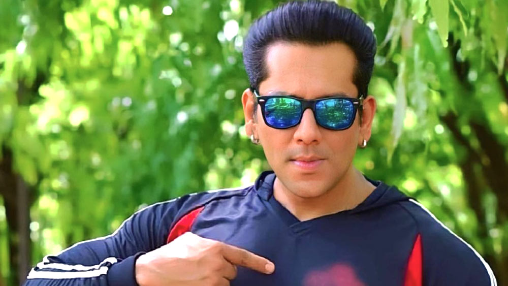 ‘নকল’ সলমন কখন যে মেক আপ চড়িয়ে ‘আসল’ সলমন হয়ে ওঠেন, তা বোঝাই দায়!