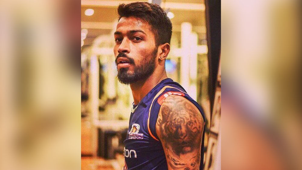 হার্দিকের বাঁ হাতের কাঁধের উপর একটি বাঘের ট্যাটু রয়েছে। এই ট্যাটু শক্তি, বুদ্ধি ও সৌভাগ্যের প্রতীক। সত্যি তো, ‘পাওয়ারফুল ক্রিকেট’ খেলতে পছন্দ করেন হার্দিক। প্রথম বার অধিনায়কত্ব করতে নেমে গুজরাত টাইটান্সের সৌভাগ্যের প্রতীক হয়েছেন তিনি।