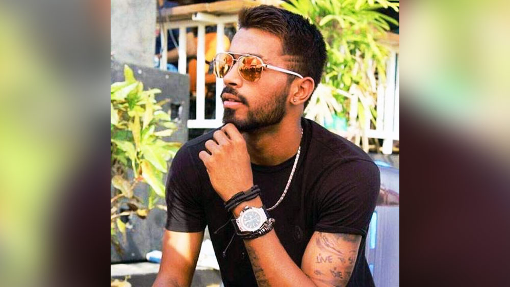 বাঁ হাতে বাঘের ট্যাটুর ঠিক নীচে একটি ট্যাটু রয়েছে হার্দিকের, যার অর্থ সাফল্যের জন্য বেঁচে থাক, নইলে চেষ্টা করতে করতে মারা যাও।