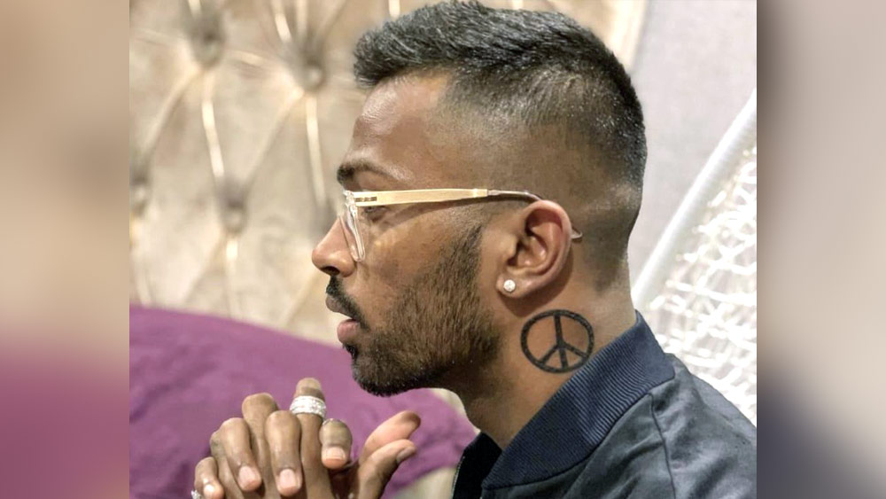 হার্দিকের বাঁ কানের নীচে একটি ট্যাটু রয়েছে, যা শান্তির প্রতীক। যে হার্দিক-২ আইপিএলে ছিলেন, তিনি মাঠের ভিতরে ও বাইরে অনেক শান্ত। অহেতুক রাগারাগি করেন না।