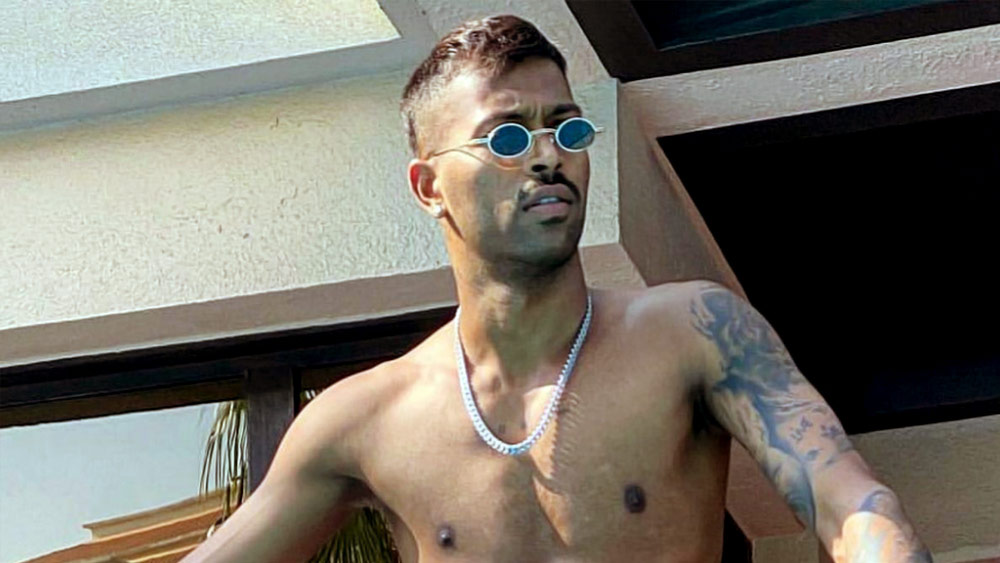 ডান হাতে কনুইয়ের নীচে একটি বড় ট্যাটু রয়েছে হার্দিকের। সেখানে এক যোদ্ধার ছবি আঁকা রয়েছে। এর অর্থ, জীবনে সাফল্য পেতে হলে লড়াই করতে হবে। লড়াই করে সাফল্য পেয়েছেন হার্দিকও।