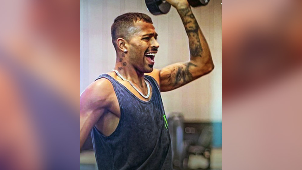 হার্দিকের বাঁ হাতে একটি ঘড়ির ট্যাটু রয়েছে। সেখানে তাঁর জন্মের সময় আঁকা। মানুষের জীবনে সময়ের গুরুত্ব তুলে ধরে এই ট্যাটু।