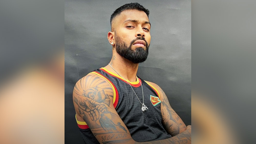 ছেলে অগস্ত্যর জন্মের পরে ডান হাতে একটি ট্যাটু করিয়েছেন হার্দিক। সেখানে ছেলের জন্মের তারিখ, একটি গোলাপ এবং বাবার হাত ধরে থাকা এক ছোট্ট ছেলের ছবি রয়েছে। বাবা-ছেলের সম্পর্ককে তুলে ধরে এই ট্যাটু।