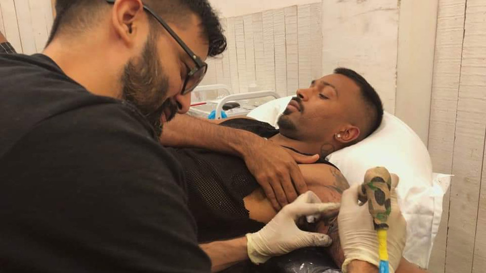 হার্দিকের বাঁ হাতে ঘড়ির ট্যাটুর পাশে একটি সিংহের ট্যাটুও রয়েছে। সিংহ সাহস ও শৌর্যের প্রতীক।