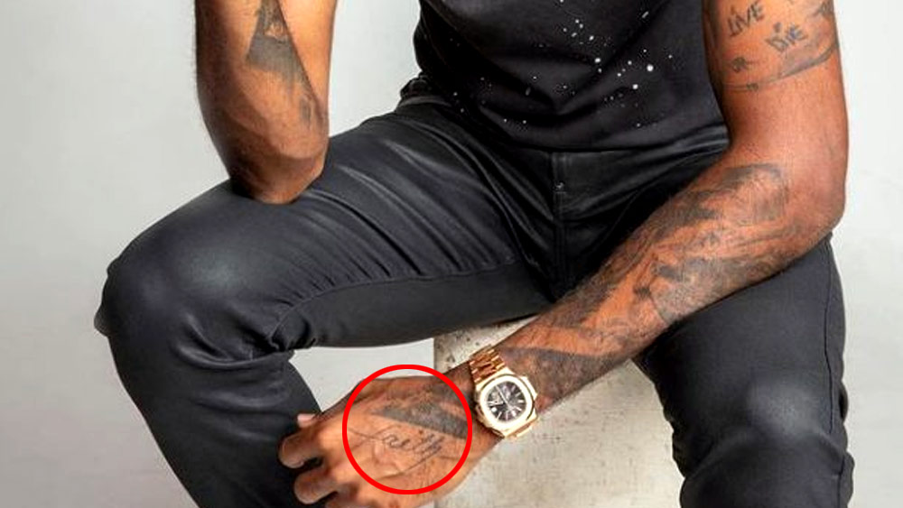 সিংহের ট্যাটুর ঠিক নীচেই একটি ট্যাটু রয়েছে, যেখানে লেখা ‘ফেইথ’, অর্থাৎ আস্থা।