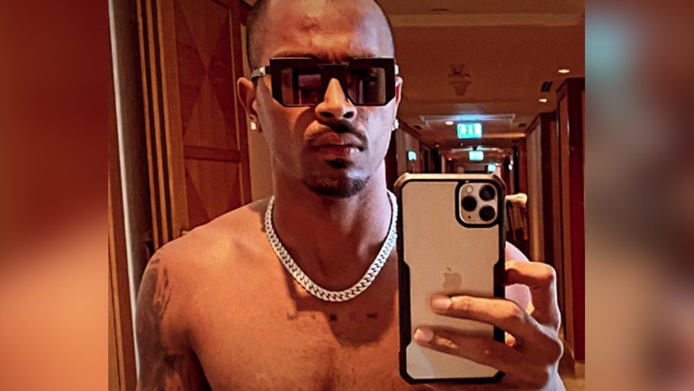 হার্দিকের বুকে একটি ট্যাটু রয়েছে, যেখানে মিডিয়া প্লেয়ারের বিভিন্ন চিহ্ন আঁকা। মিডিয়া প্লেয়ারে যে রকম পজ (থামিয়ে দেওয়া), প্লে (শুরু করা), স্টপ (বন্ধ করা), ফাস্ট ফরোয়ার্ডের (দ্রুত এগিয়ে দেওয়া) বিকল্প থাকে, তেমন ভাবেই জীবনে এগিয়ে যেতে হয়। সেই বার্তা দিচ্ছে এই ট্যাটু।