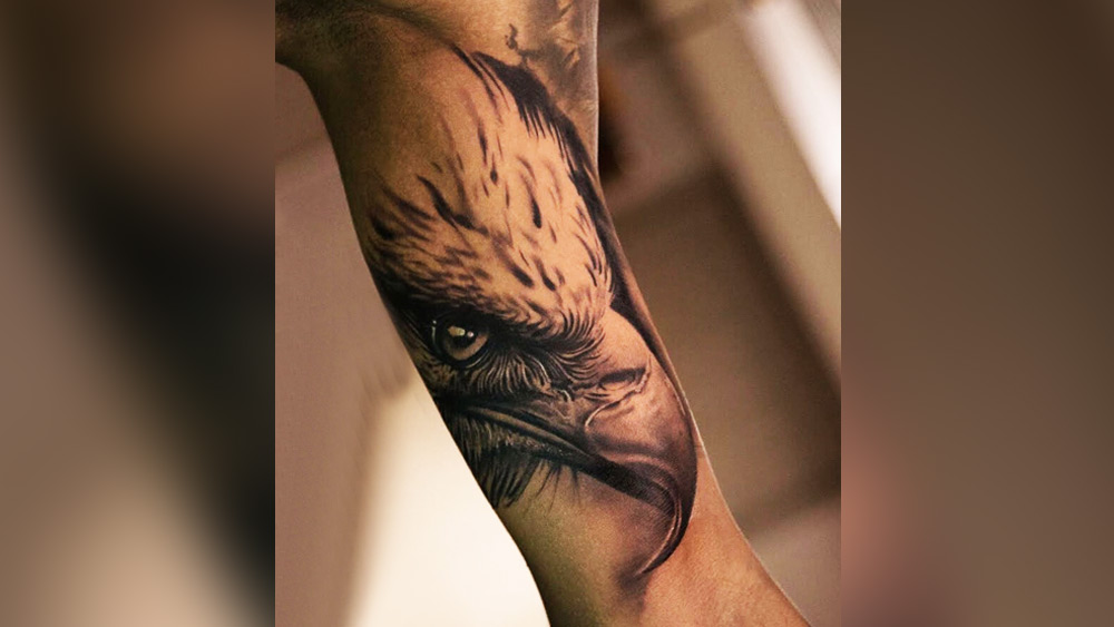 হার্দিকের বাঁ হাতে একটি ইগলের ট্যাটু রয়েছে। এই ট্যাটু মুক্তি ও আধ্যাত্মিকতার বার্তা দেয়।