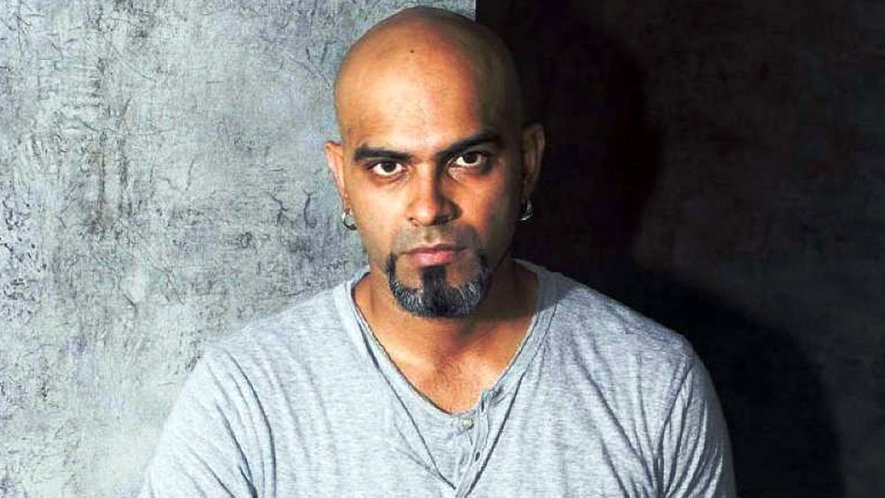 রঘুরাম, রণবিজয় সিংহের মতো বিচারকদের চোখা চোখা কথাবার্তা, তাঁদের দেওয়া কঠিন এবং অদ্ভুত সমস্ত হার্ডল পেরিয়ে প্রতিযোগীকে ছিনিয়ে নিতে হয় ‘রোডিজ’ তকমা। এখন অবশ্য বিচারকদের অদলবদল হয়েছে। তবে রঘুরামের কথা (কোনও কোনও সময় গালিগালাজ) না কি ছিল এই শোয়ের ‘টিআরপি’-র অন্যতম কারণ।