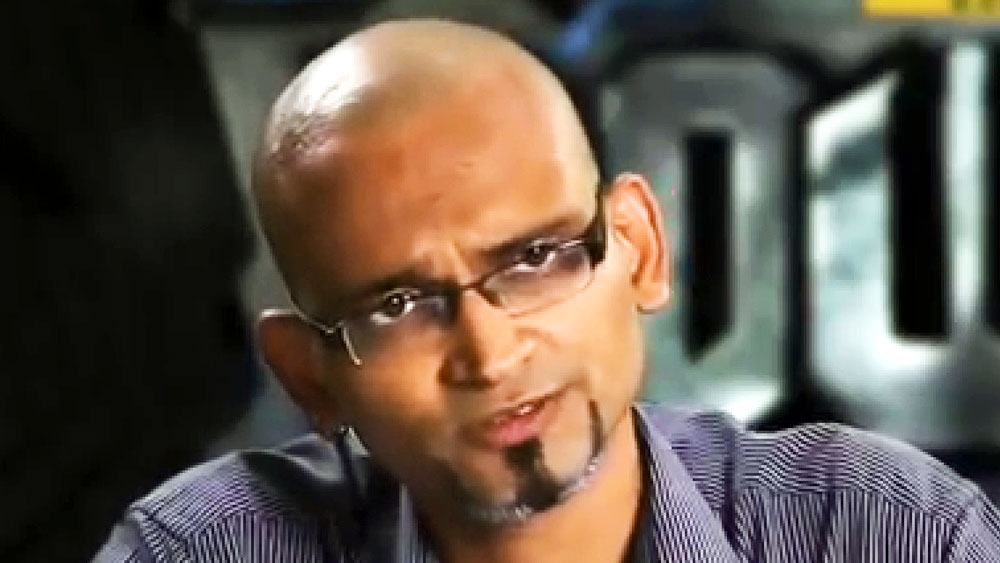 হ্যাঁ। ‘রোডিজ’-এর ‘নকল’ রঘুরামই ‘পঞ্চায়েত-২’ ওয়েব সিরিজের পরিচালক। আর এই তথ্য জানার পরেই বিস্মিত নেটাগরিকরা। 