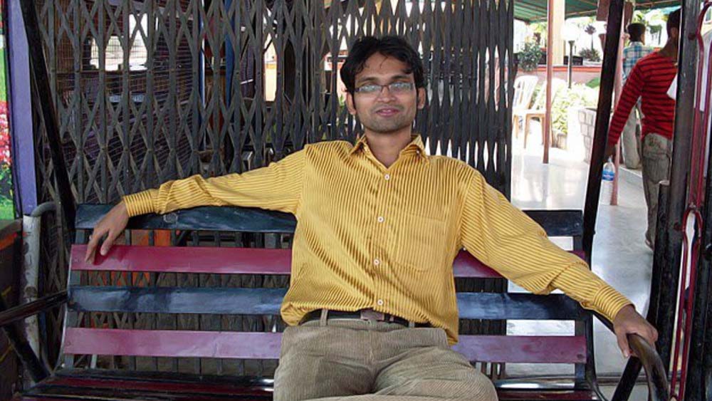 আইআইটি থেকে ইঞ্জিনিয়ারিং পাশ করেও দীপকের মন পড়ে থাকত সিনেমার দিকে। ইঞ্জিনিয়ারের কাজ না খুঁজে কী ভাবে মুম্বই যাওয়া যায় সেই ভাবনায় মশগুল হলেন।