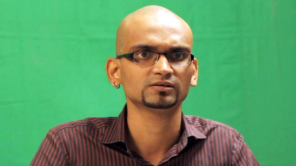 মুম্বইকে বলা হয় স্বপ্নের শহর। কিন্তু স্বপ্ন ছোঁয়া কি অতই সোজা? রাত দিন ঘুরে বেড়িয়ে ছোটখাট কাজ করেছেন দীপক। অনেক অপেক্ষার পর অবশেষে এল সুযোগ।