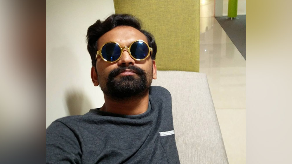 সিনেমার হিরো স্বয়ং শাহরুখ খান। পরিচালক ফারহা খান। ছবির নাম? ‘ওম শান্তি ওম’। ২০০৭ সালের হিট এই সিনেমার সহকারী পরিচালক ছিলেন দীপক।