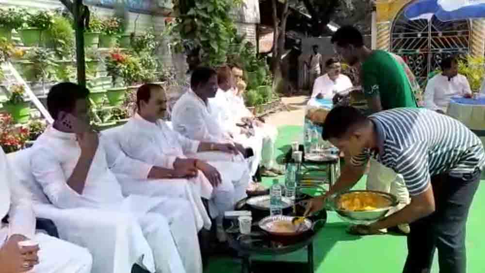 উর্দি ছেড়ে পাঞ্জাবি, দুপুরে লুচি-মাংস, সিউড়ি থানায় জামাই আদর পুলিশকর্মীদের