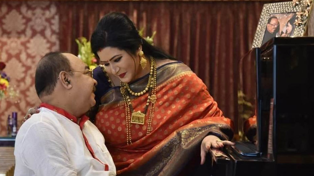 বৈশাখী লিখেছেন, তাঁর মায়ের চোখে শোভন জামাইয়ের থেকেও বেশি করে সন্তান।