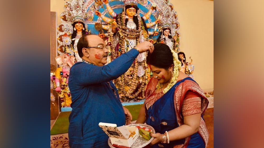 দুর্গাপুজোর দশমীর দিনে বৈশাখীর সিঁথিতে সিঁদুর দিতে দেখা গিয়েছিল শোভনকে। সেটা বিবাহের স্বীকৃতি কি না, তা নিয়ে এখনও ওঁরা স্পষ্ট করে জানাননি। তবে বৈশাখী রবিবার জানালেন শোভন তাঁর মায়ের জামাই।