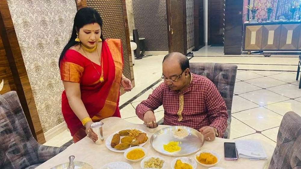 সত্যি করেই একেবারে পঞ্চব্যঞ্জনে শোভনকে খাইয়েছেন বৈশাখী। ছিল এক থালা মিষ্টিও।