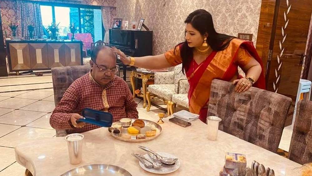 জামাই আদরে খাওয়ানোর পাশাপাশি একই সঙ্গে দেখা গিয়েছে, শোভনের মাথায় বৈশাখীর ‘স্নেহ’ ভরা পরশ  রাখতে।