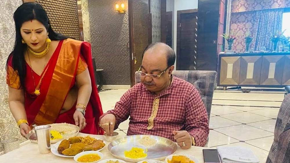 মিষ্টির পরে মূল ভোজ। নিজে হাতে পরিবেশন করেন বৈশাখী। বাটিতে বাটিতে সাজিয়ে দেন নানা পদ। তাতে মাছ, মাংসের পাশাপাশি ছিল নিরামিষ তরকারিও। 